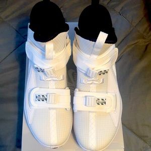 Nike Lebron Soldier 13